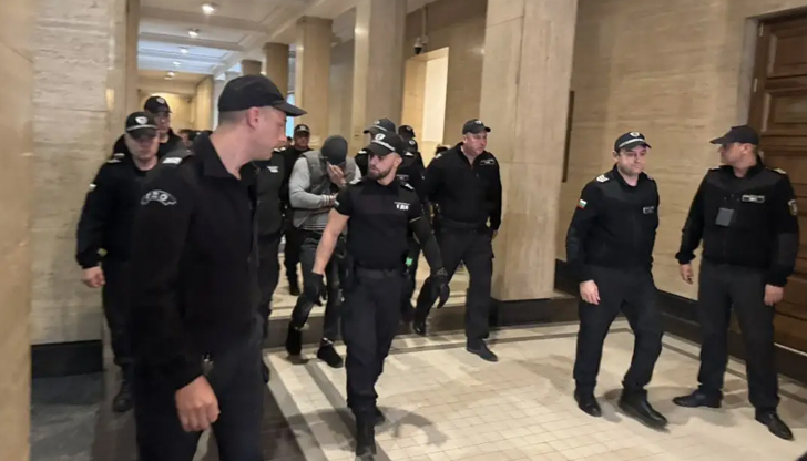 Обвиняват го в принуда с оръжие, той смята, че е