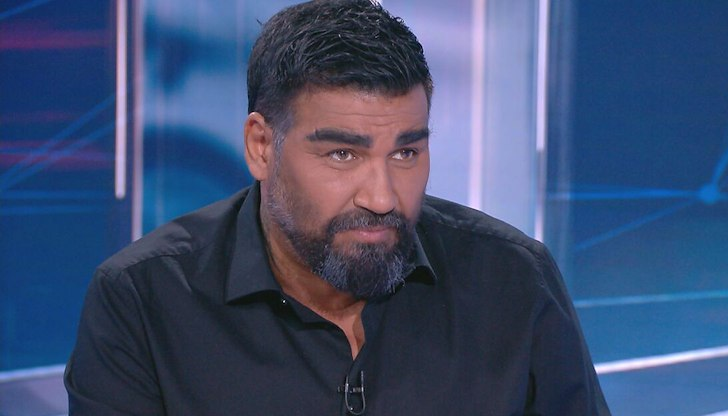 Певецът разказа как на 7 години е извадил нож да