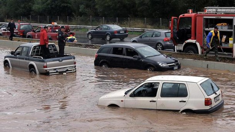 Властите предупреждават за тридневни валежи и опасност от наводненияМощен циклон