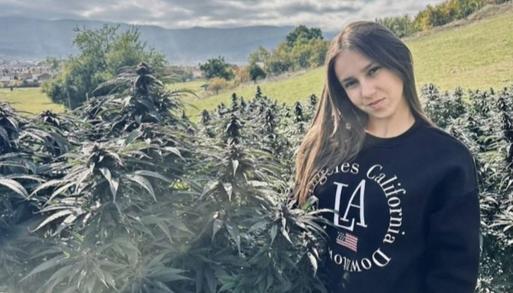 Момичето позирало сред растения, приличащи на наркотикаСлужители на полицията в