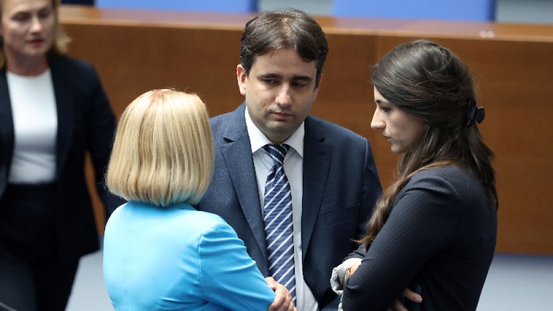 Свидетели твърдят, че са били заплашвани да дават неверни показания