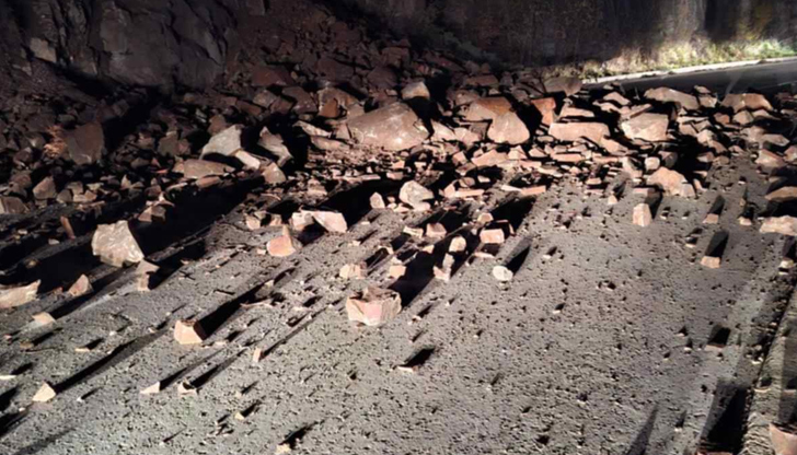 Пропускат само леки автомобилиСвлачище отново блокира движението по пътя Смолян