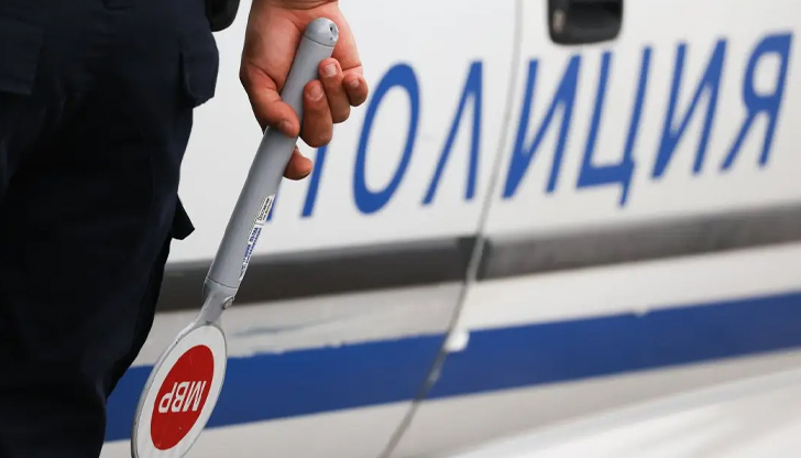 Две жени пострадаха при удар между леки автомобили, образува се