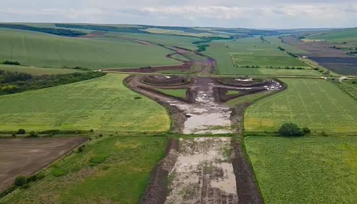 Близо 40-километровата отсечка е първият етап от изграждането на автомагистрала