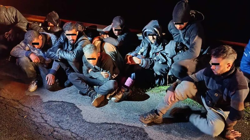 Полицията задържа двама молдовски граждани за трафик на хора, водачът