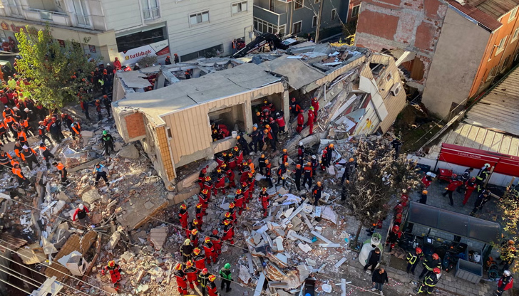 Сестра им е спасена, спасители издирват родителите им под руинитеДве