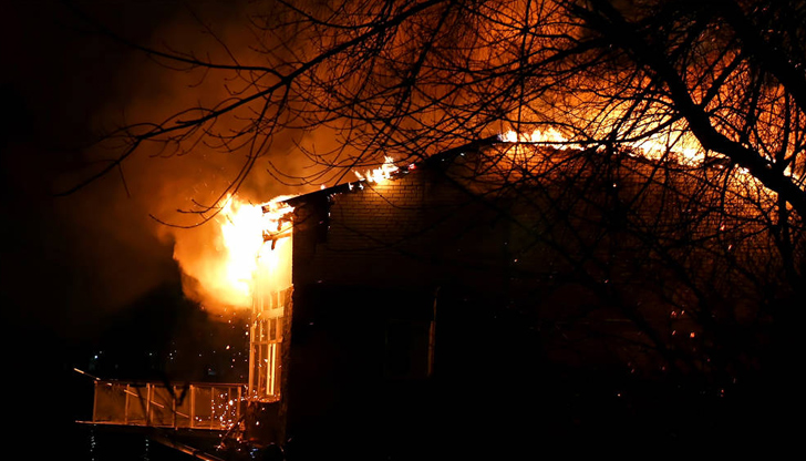 Синът на жертвата е успял да се спаси, огънят тръгнал