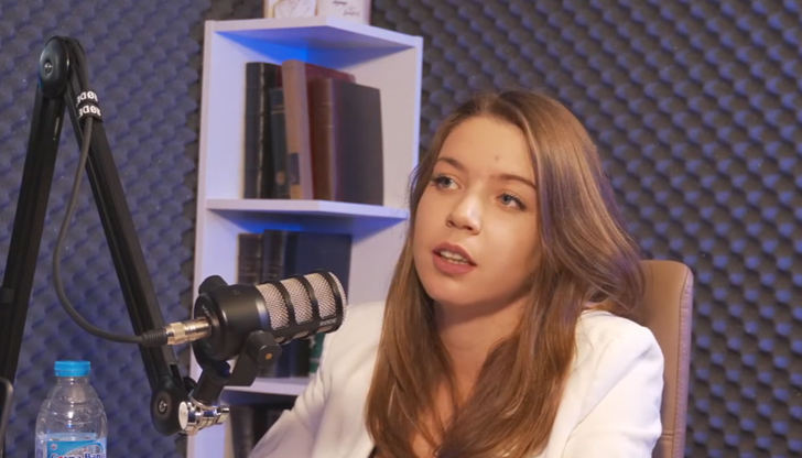 Кристияна Стефанова остана пред вратите на парламента след въпроси към