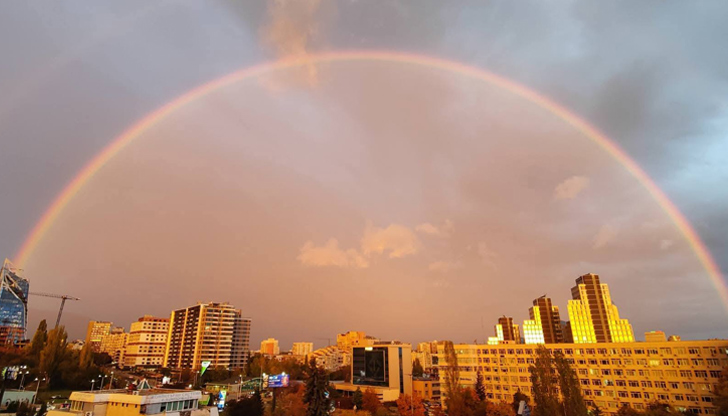 Валежите спират следобед, температурите достигат 24 градусаПъстра дъга се показа