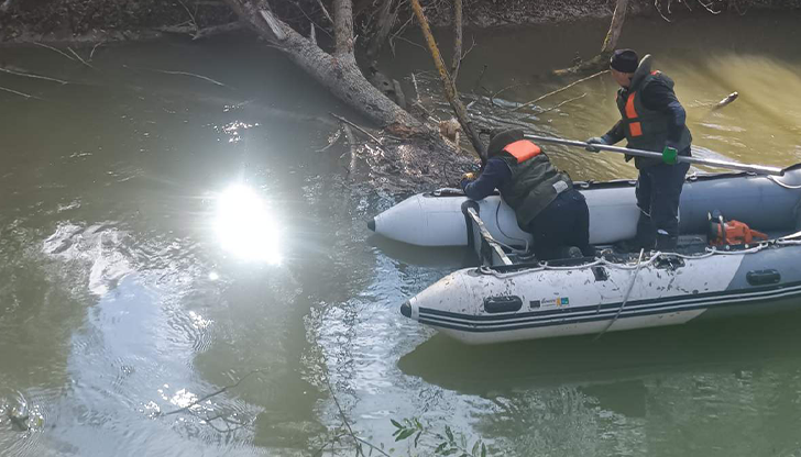 Дърветата, застрашаващи оттока на реката, са изцяло отстранени; в акцията