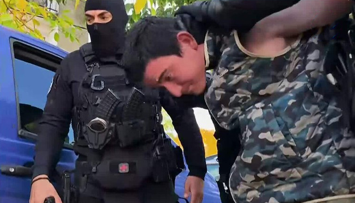 Фахри и баща му нямали право да доближават семейството25-годишен мъж