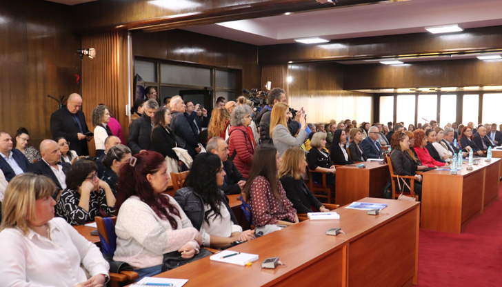 Министри представиха ползите от еврозоната пред русенци, гражданка описа събитието