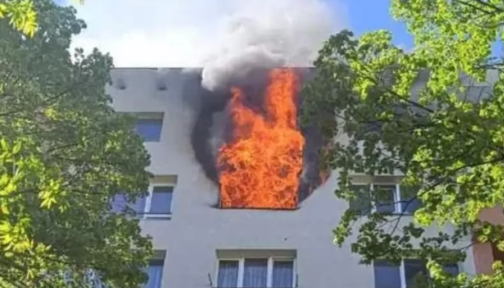 Собственичката на апартамента е изведена и прегледана от спешна помощЕкипите