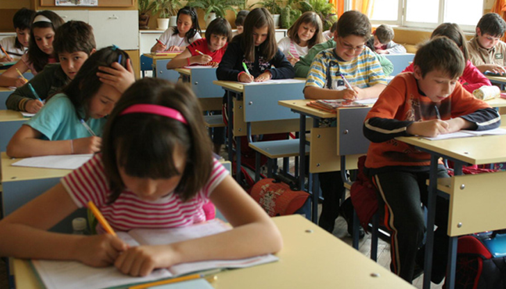 Общинският съвет разглежда днес информация за образованието в общинатаДецата в