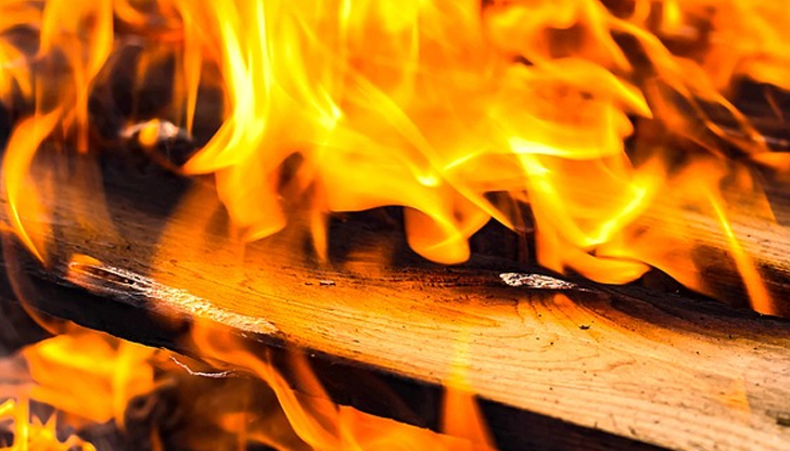 Мъж получи изгаряния при опит да потуши пожар в дома