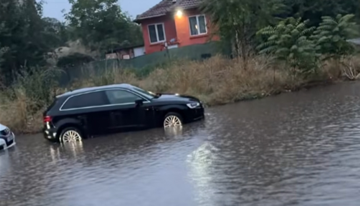 Непочистени шахти превърнаха улици в реки, има и закъсали автомобилиПроливният
