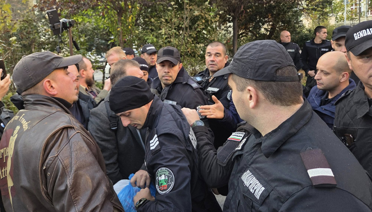 Демонстрациите продължиха мирно след първоначалното напрежение пред МВРСъс сблъсък с