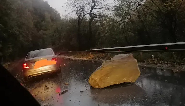 Пътят между Панчарево и Долни Пасарел е наводнен, но не