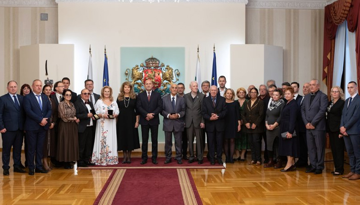 Сред отличените са художникът Емил Стойчев, проф. Иван Маразов и