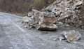 Парчета скала паднаха на пътя София - Кулата