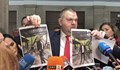 Делян Пеевски показа нови снимки в парламента