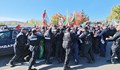 Полицаи пострадаха при сблъсъци със защитници на лева