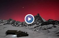 Мощна слънчева буря нарисува червено небе над Алпите