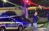 Пиян шофьор се заби в светофар при гонка с полицията в Пловдив