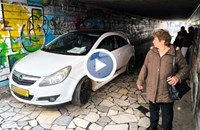 Кола паркира в подлез във Варна