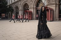 Момиче в черна сватбена рокля привлече погледите в центъра на София