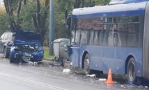 Заспал шофьор се вряза в автобус в Бургас