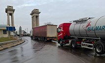 Над 1000 камиона изчакват да преминат Дунав мост