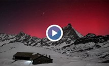 Мощна слънчева буря нарисува червено небе над Алпите