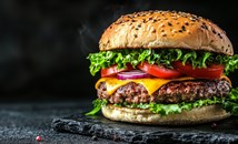 Мъж е в критично състояние, след като опитал да глътне цял бургер