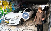 Кола паркира в подлез във Варна