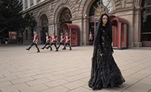 Момиче в черна сватбена рокля привлече погледите в центъра на София