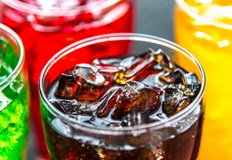 Газираните соковете и алкохолът водят до бръчки и безжизнен видГрижата