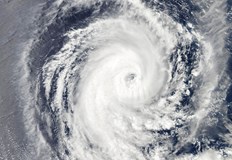 Бурята Фунуон носи ветрове от 185 км ч и заплашва с