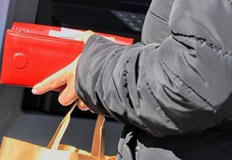 Пенсионерите получават парите си и бонусите за Коледа от 5