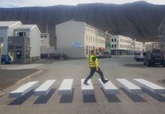 Триизмерните пешеходни пътеки в град Исафьордур създават усещане за левитиращи