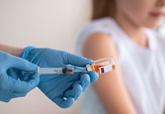 Имунизационният календар предвижда две дози за децата – първата между