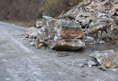 Трафикът при километър 391 се осъществява в една лента шофирайте