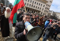 Управляващите обвиняват опонентите си в саботаж и подбуждане към насилиеПриемането