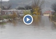 Червен код за опасно време и скъсана дига усложняват обстановката