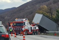 Към момента няма данни за пострадали хораТежкотоварен автомобил претърпя пътен