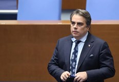 Парламентът отхвърли 100 майчинство за втората годинаУправляващите в парламента отхвърлиха