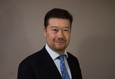 Крайнодесният Томио Окамура лично участва в премахването на знамето а