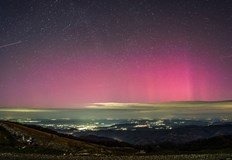 Рядкото природно явление оцвети хоризонта в наситени нюанси на розово