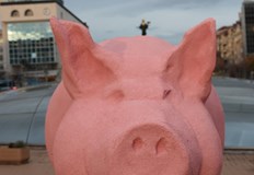 Политическият сблъсък се премести от пленарната зала на улицатаНапрежението между