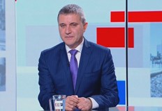 Процедурата е замразена за преговори със синдикатите и работодателите обясни